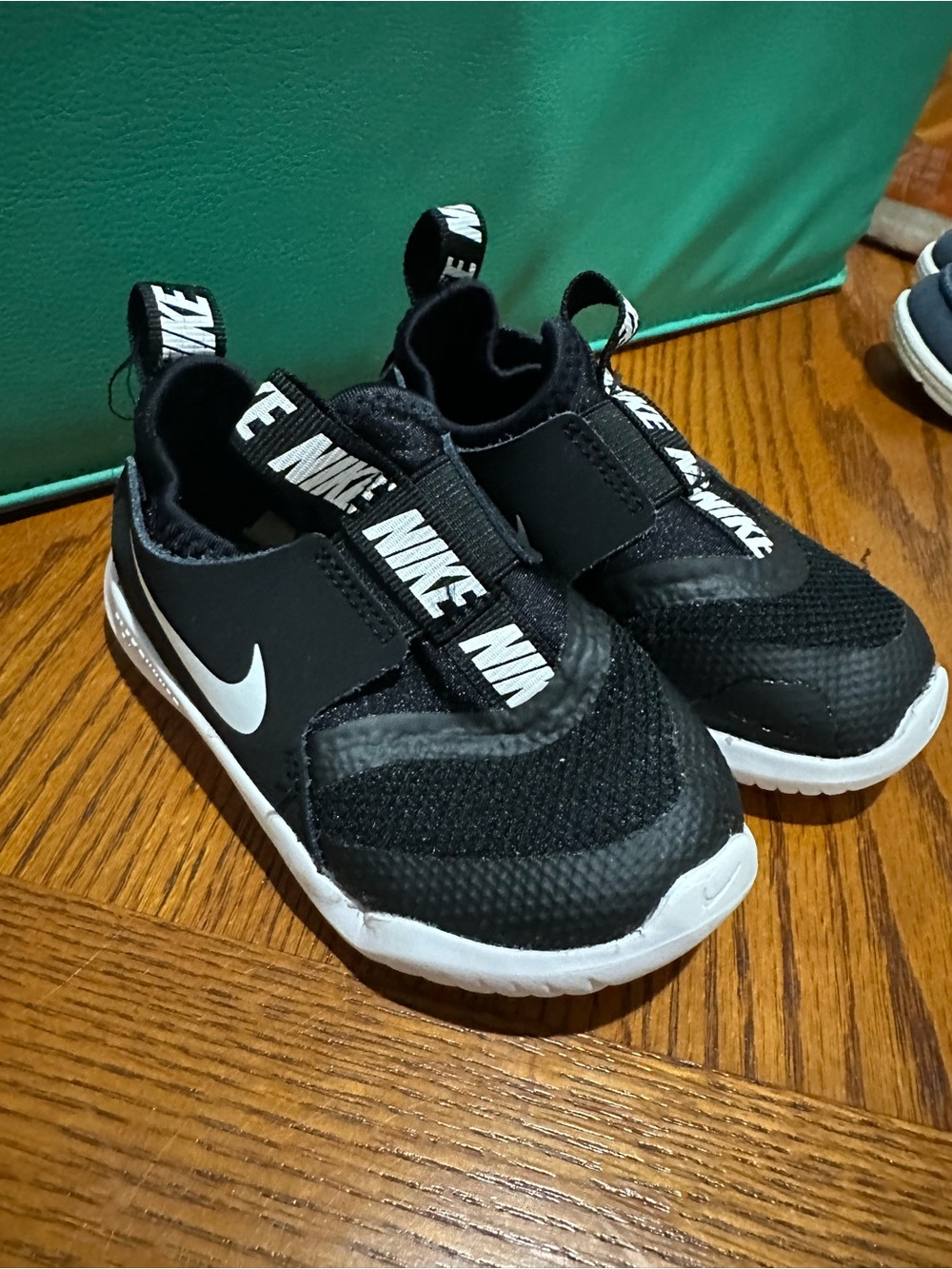 Nike Flex Runner Black & White Sneakers